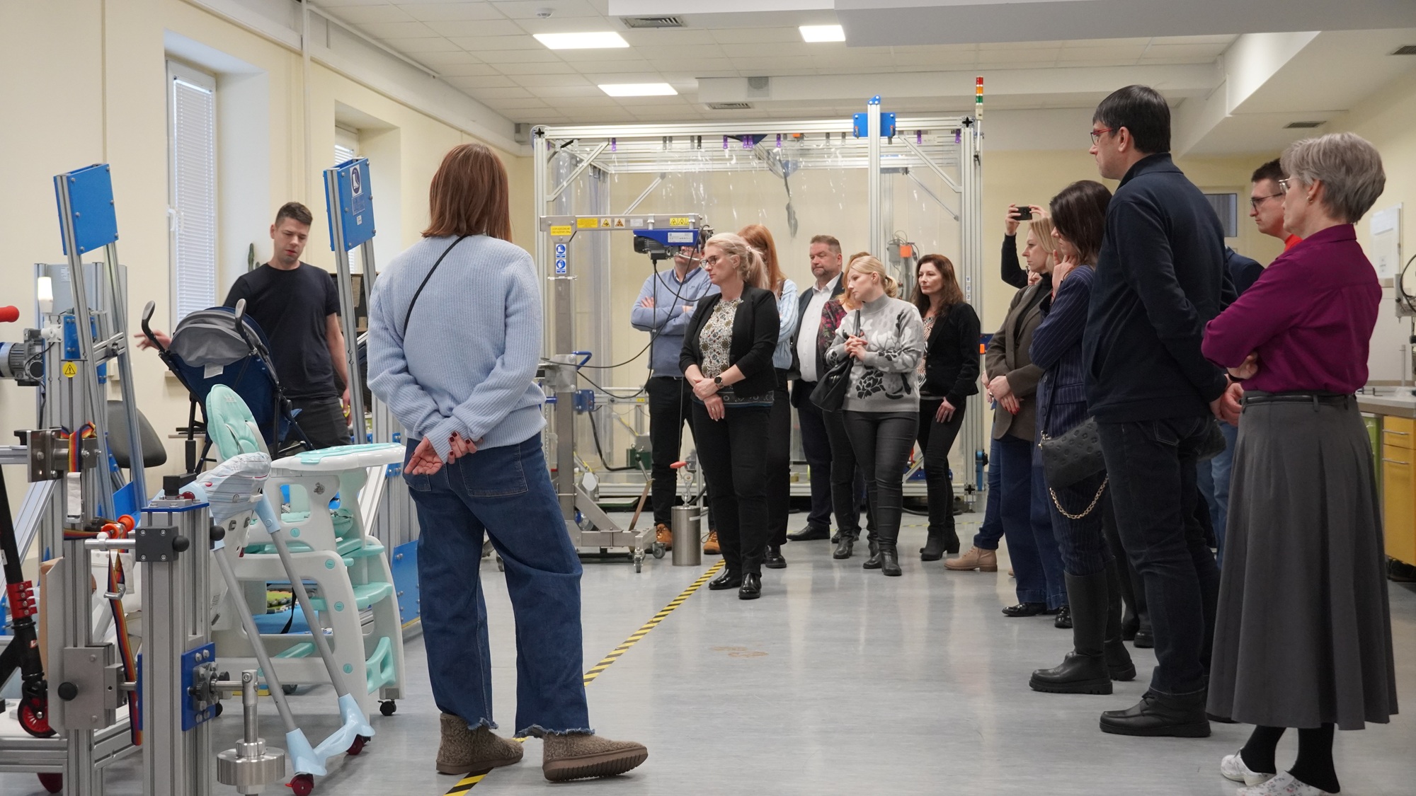 Pracownicy Inspekcji Handlowej w pomieszczeniu z różnorakim sprzętem laboratoryjnym.